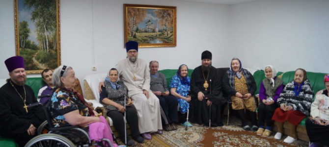 В пасхальный день епископ Фотий посетил резиденцию для пожилых и инвалидов