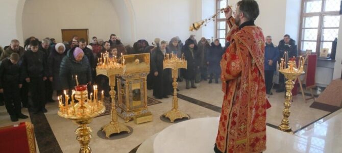 КАЖДЕНИЕ В ХРАМЕ. НУЖНО ЛИ ПОВОРАЧИВАТЬСЯ ВО ВРЕМЯ КАЖДЕНИЯ?